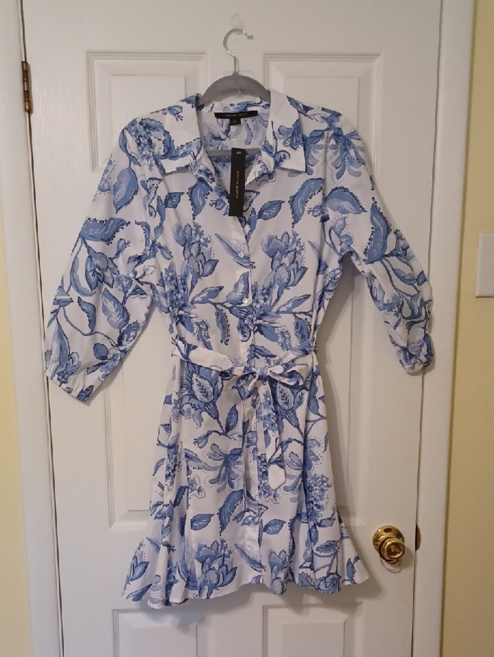 Cynthia Steffe Sz XL, White and Blue Floral Tie-Waist button Down Dress. NWT